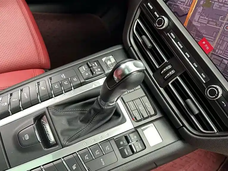 Porsche Macan 2022 — фото 16