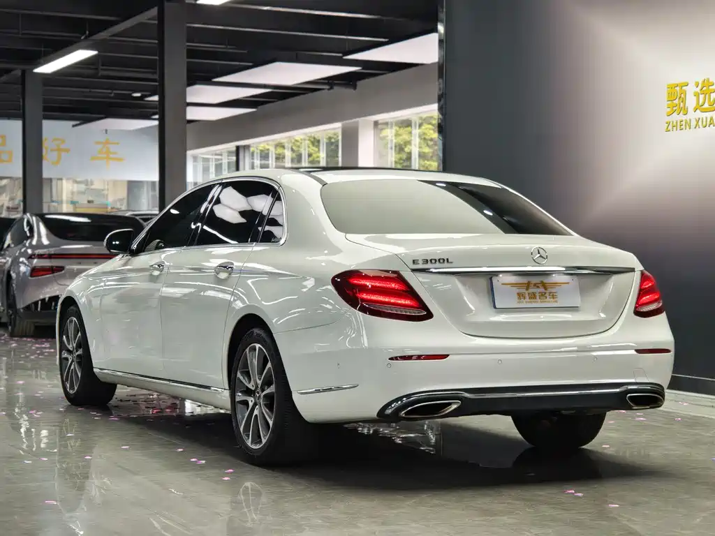 Mercedes-Benz E-Class 2019 — фото 17
