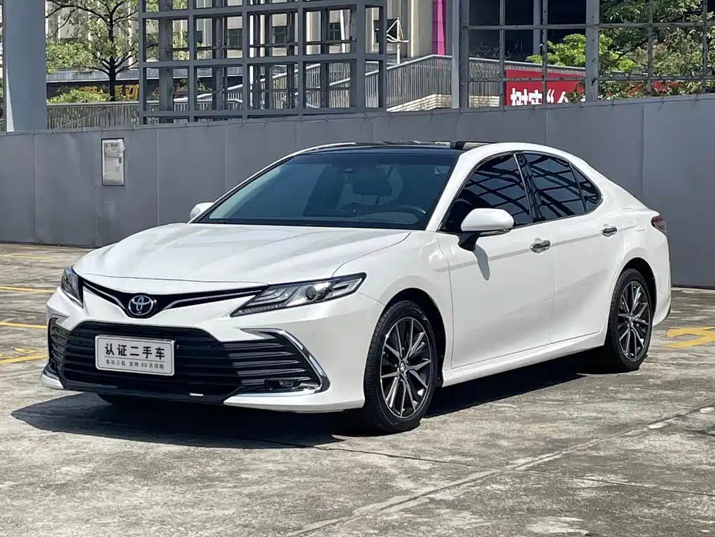 Toyota Camry 2023 — фото 1