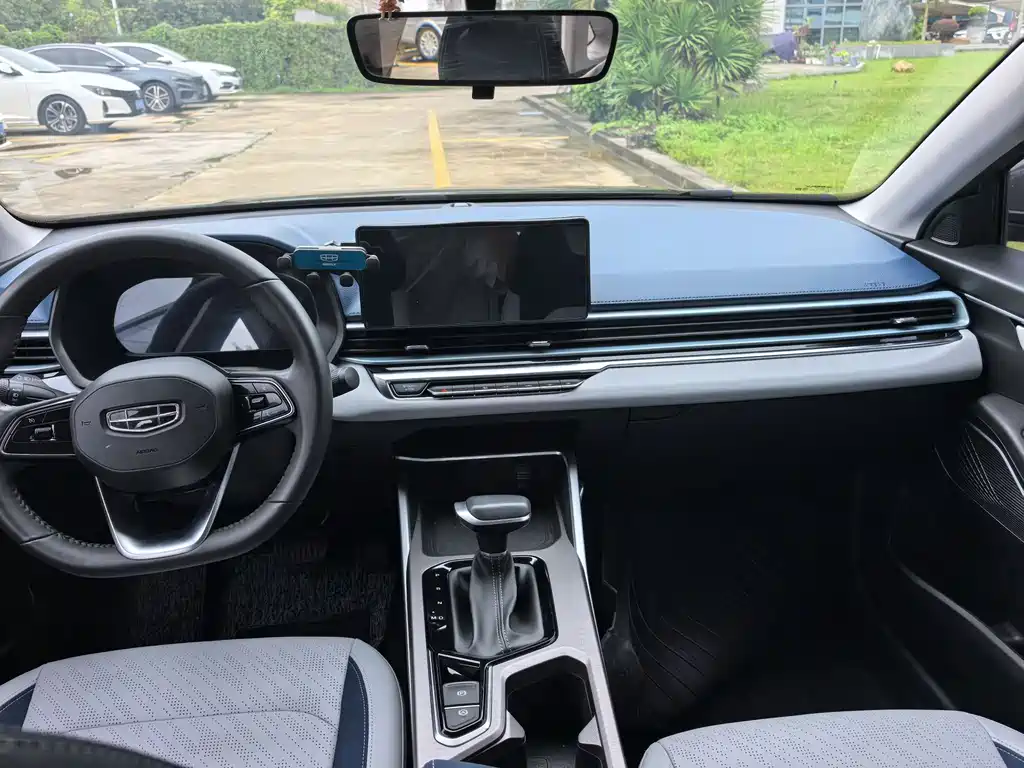 Geely Emgrand 2022