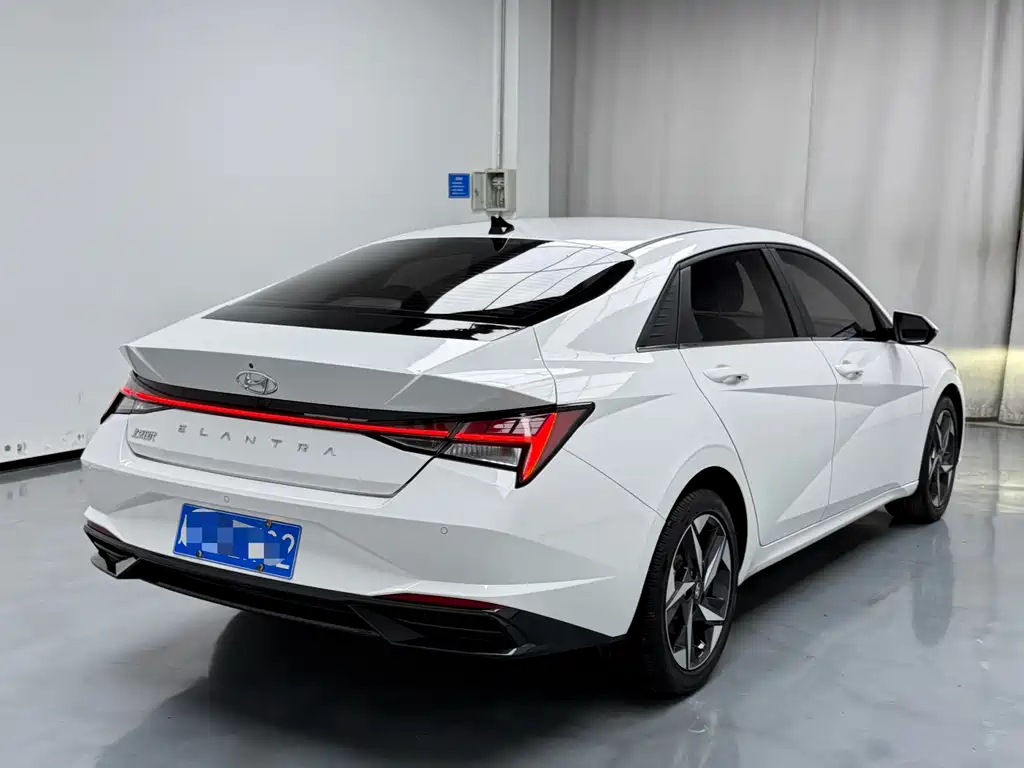 Hyundai Elantra 2022 — фото 17