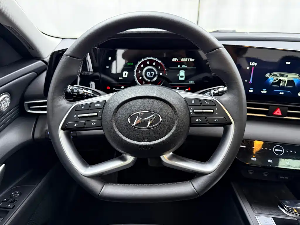 Hyundai Elantra 2022 — фото 8