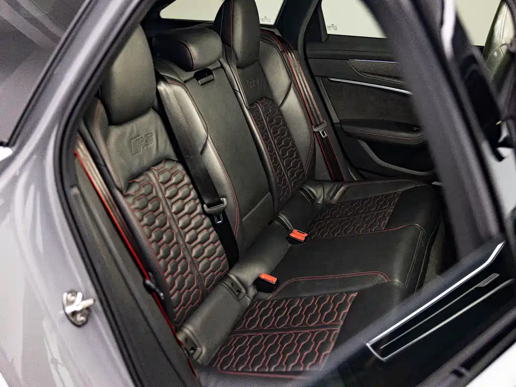 Audi RS 6 2021 — фото 14