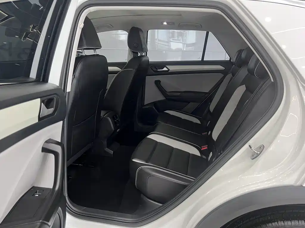 Volkswagen T-Roc 2023 — фото 13