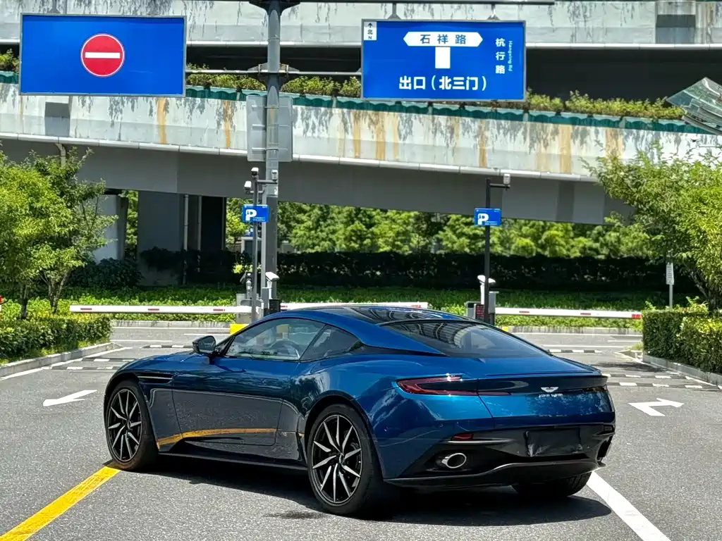 Aston Martin DB11 2020 — фото 9