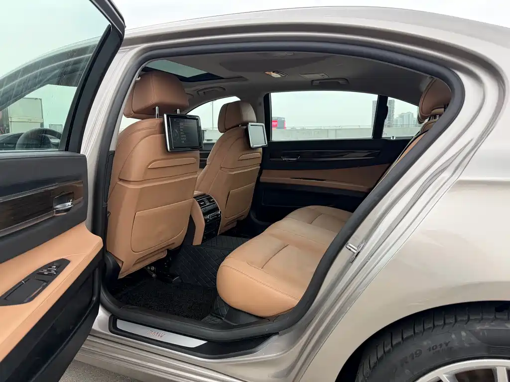 BMW 7 Series 2015 — фото 10