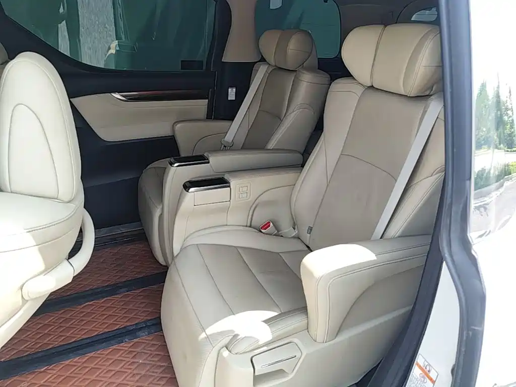 Toyota Alphard 2017 — фото 17