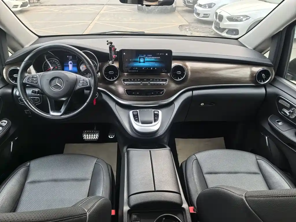 Mercedes-Benz V-Class 2022 — фото 17