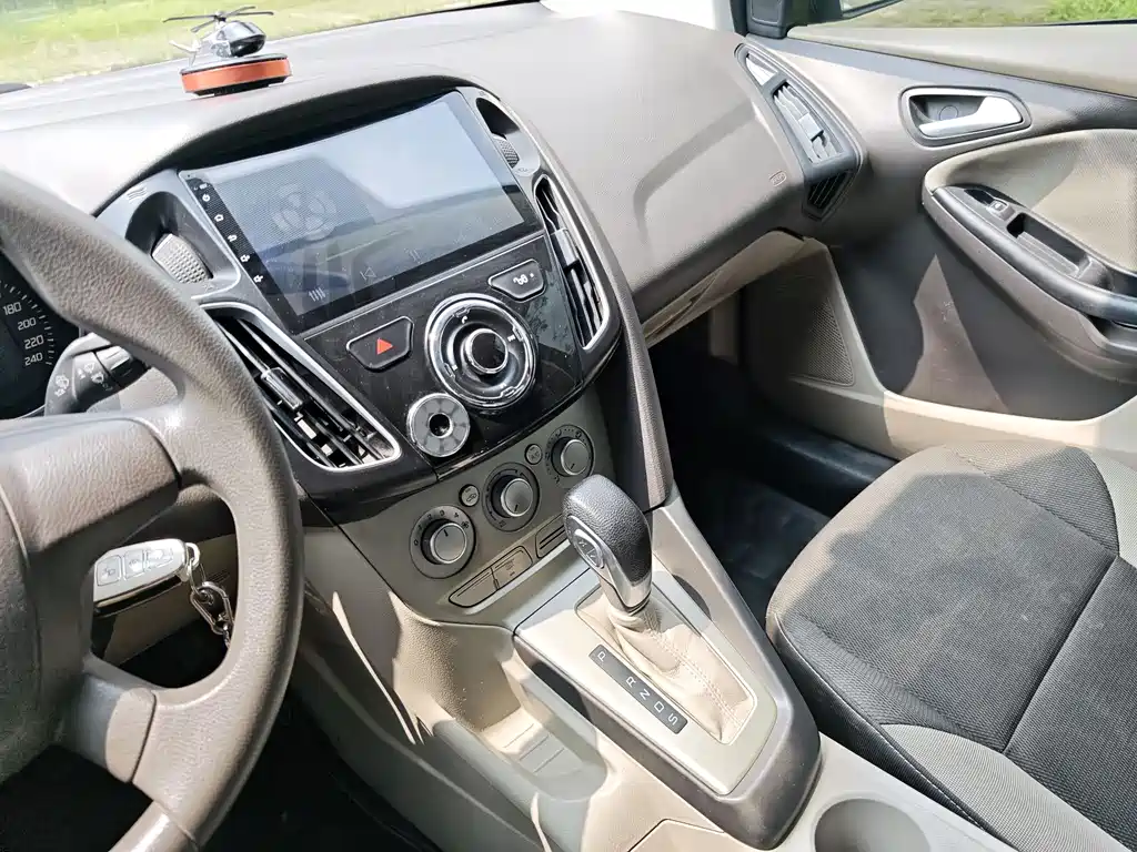 Ford Focus 2015 — фото 10