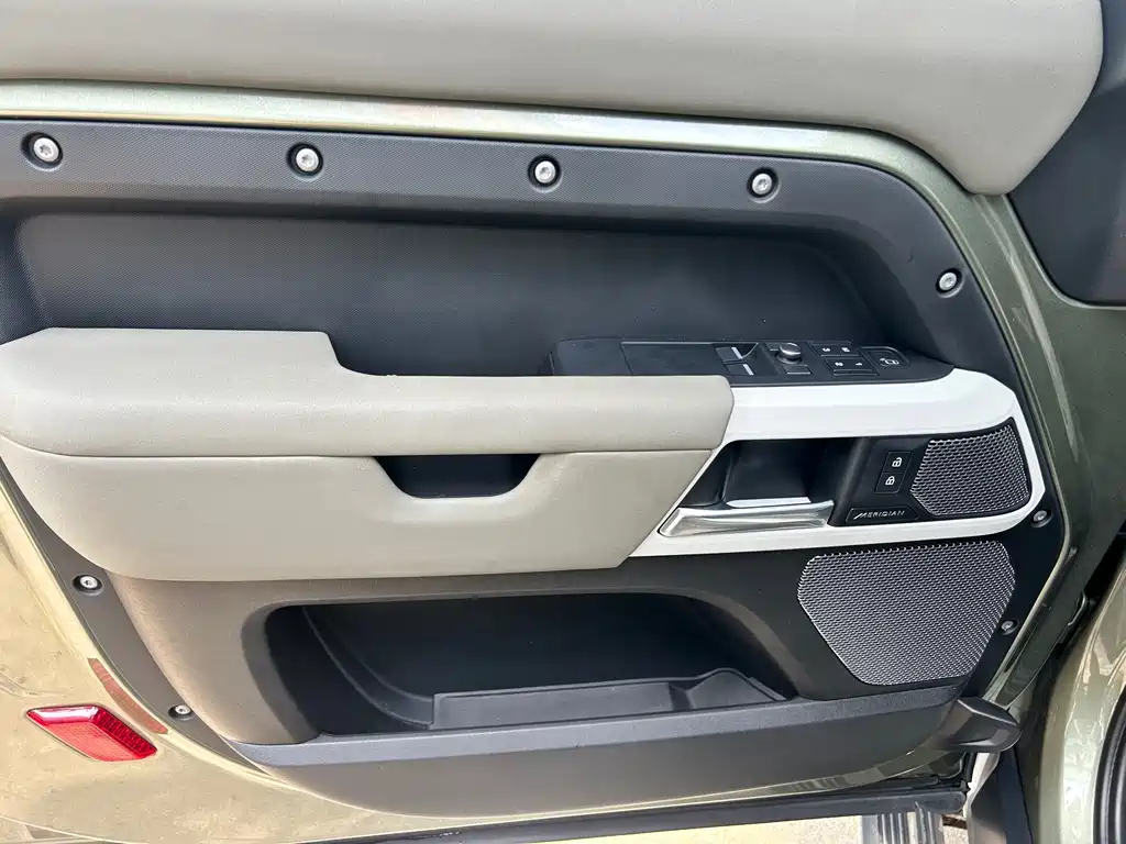 Land Rover Defender 2021 — фото 12