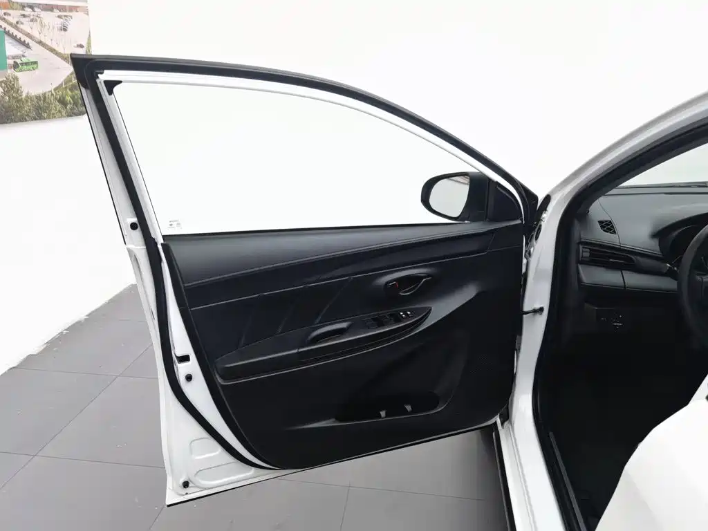 Toyota Yaris L 2020 — фото 8