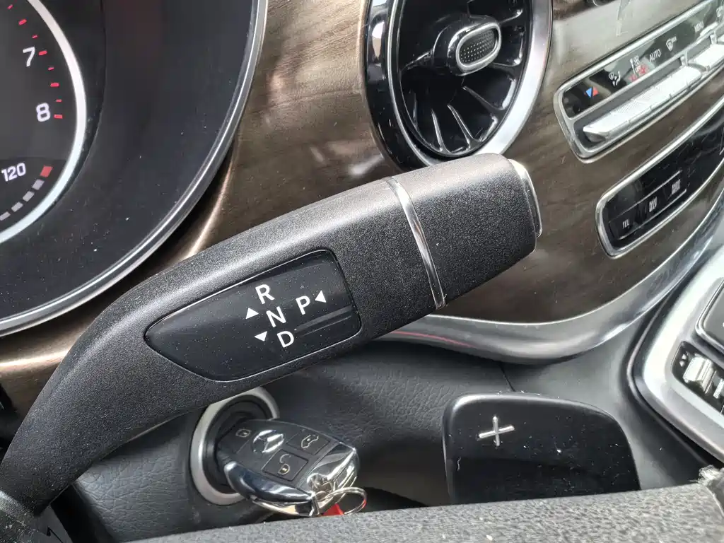 Mercedes-Benz V-Class 2022 — фото 15