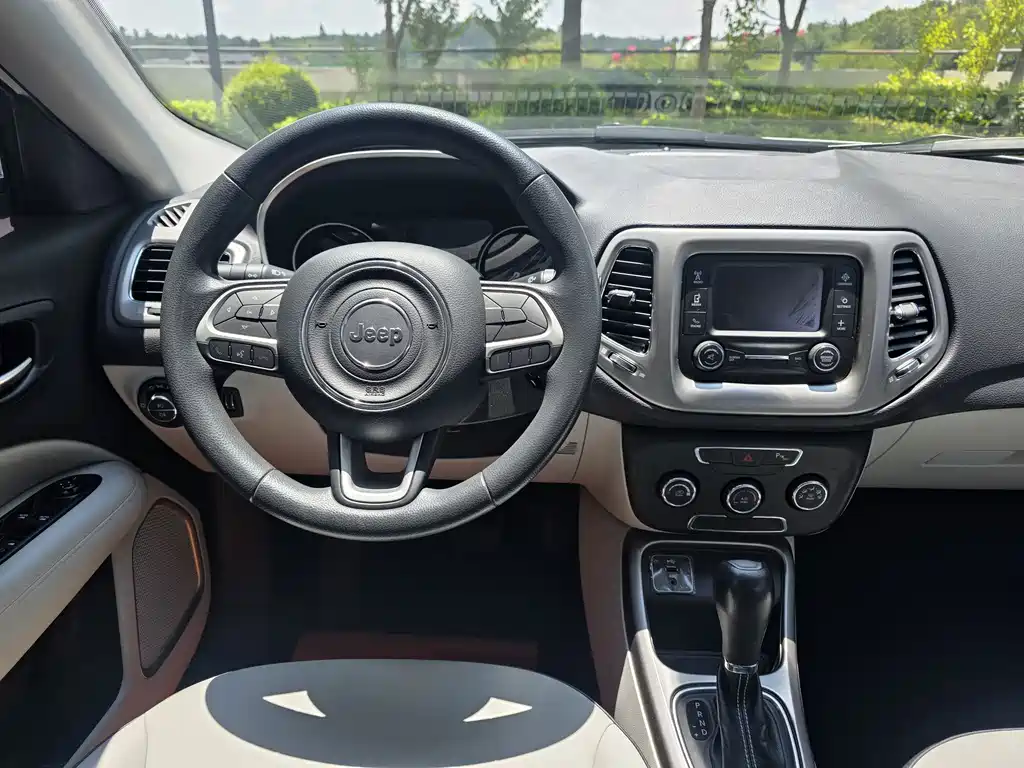 Jeep Compass 2017 — фото 9