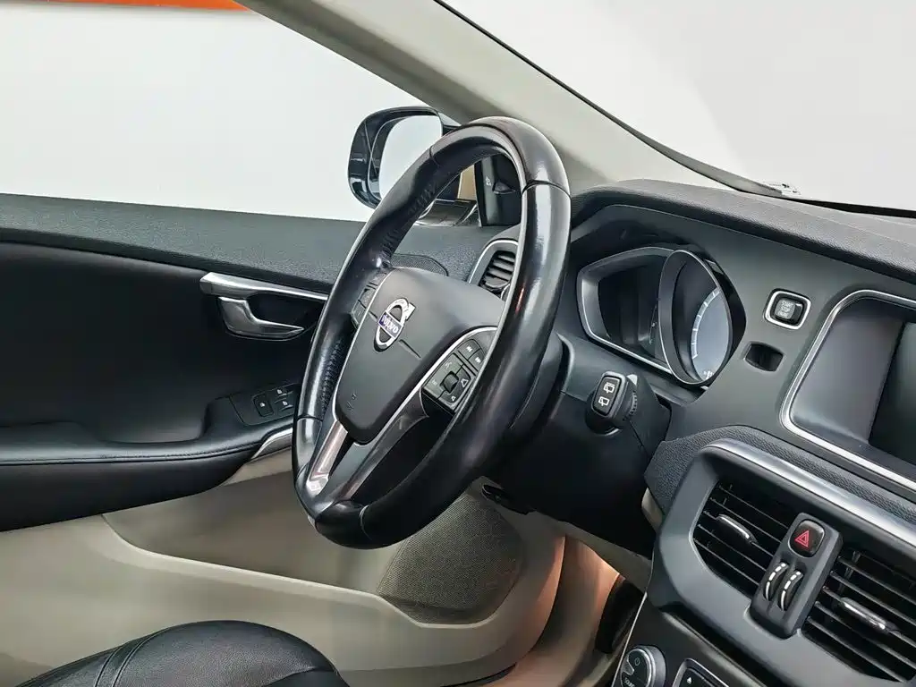 Volvo V40 2015 — фото 22
