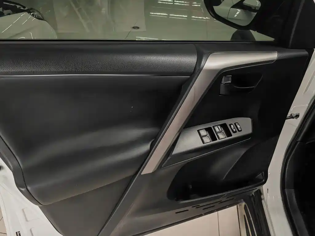 Toyota RAV4 2019 — фото 11