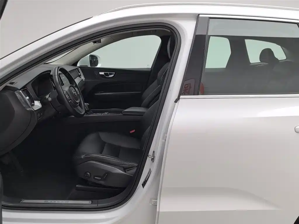 Volvo XC60 2018 — фото 10