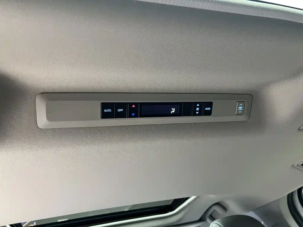 Toyota Granvia 2023 — фото 14