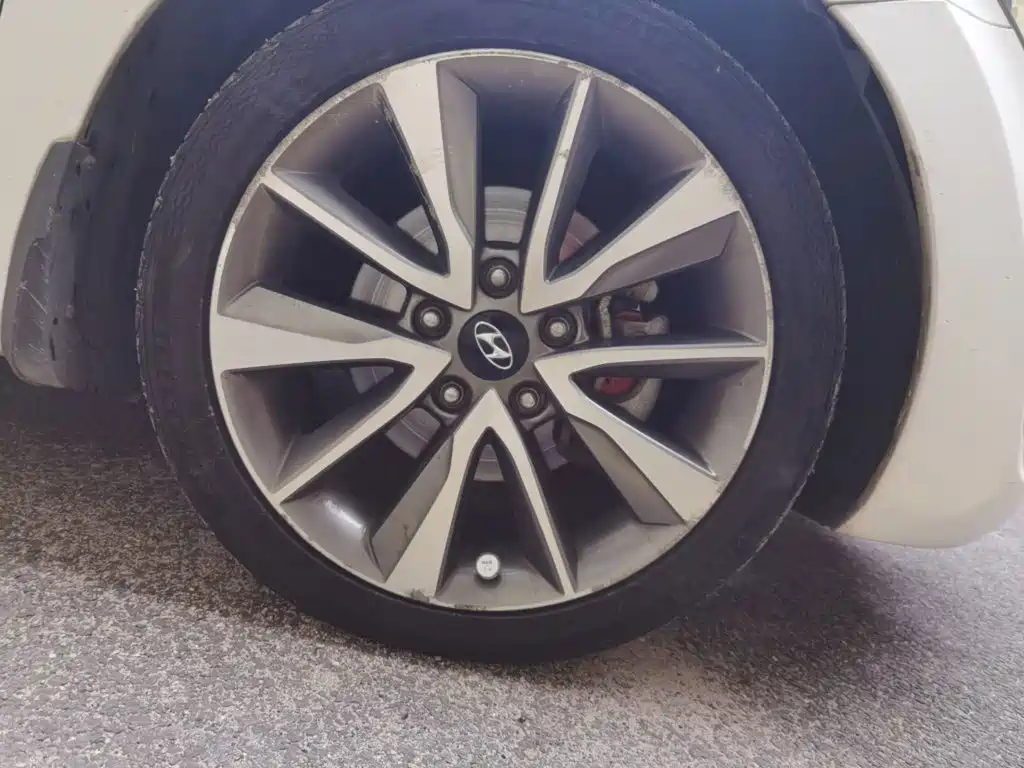 Hyundai Elantra 2015 — фото 26