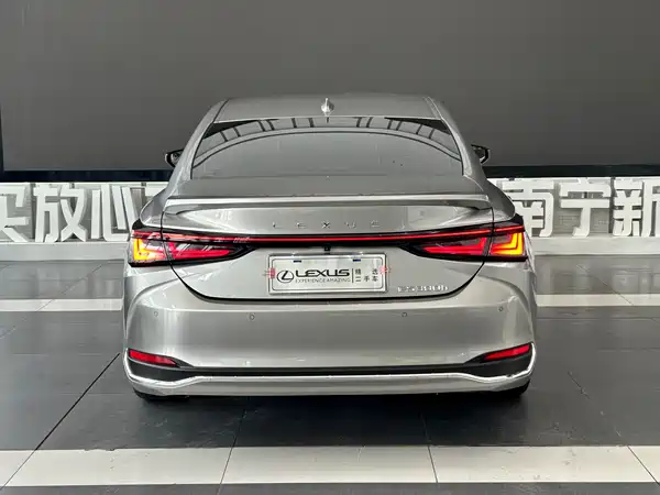 Lexus ES 2025
