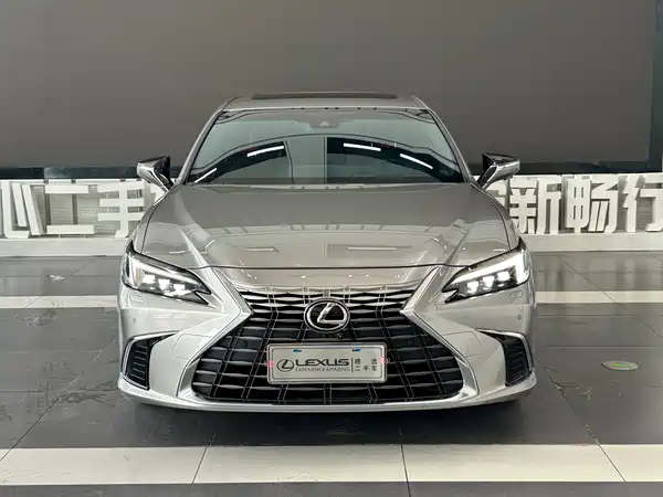 Lexus ES 2025