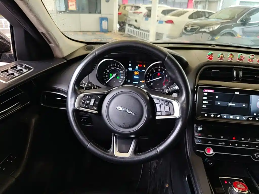 Jaguar F-PACE 2019 — фото 11