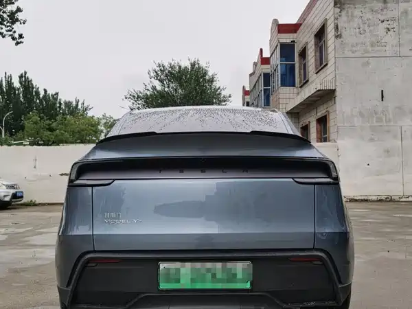 Tesla Model Y 2025