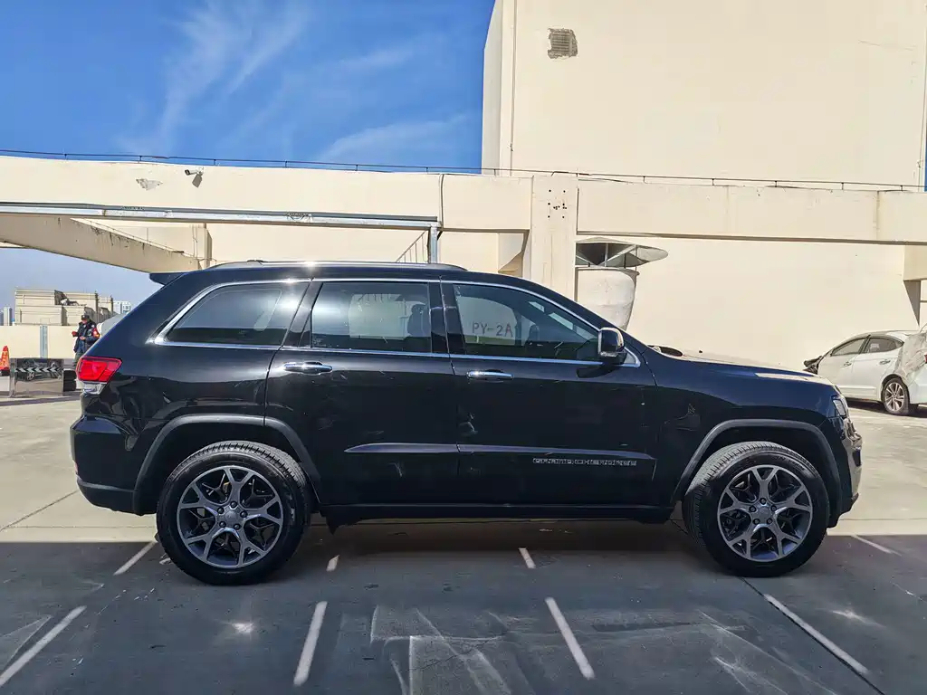 Jeep Grand Cherokee 2021 — фото 15