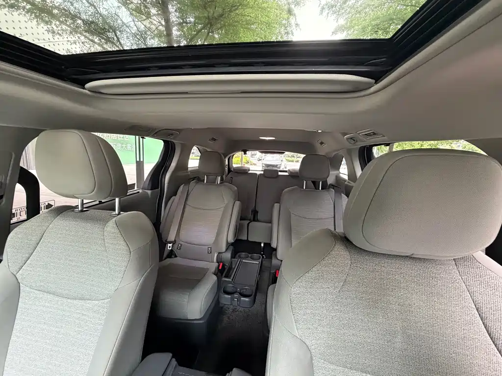 Toyota Sienna 2023 — фото 13
