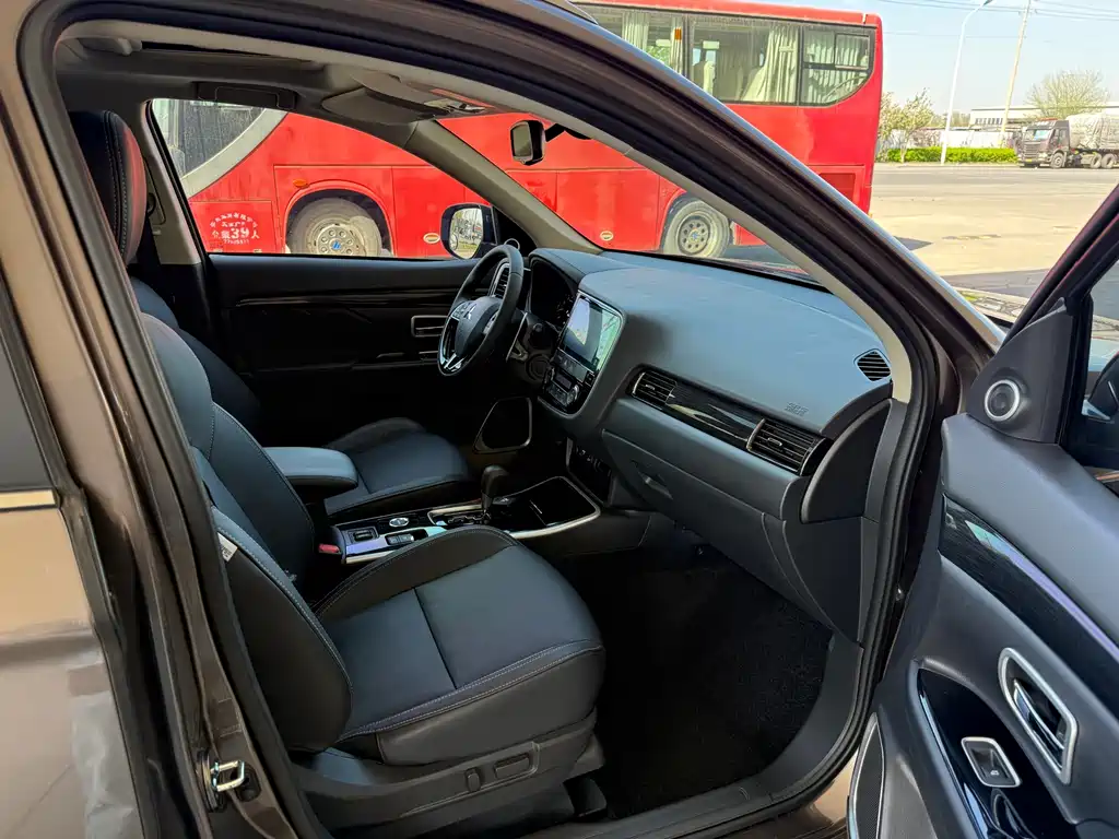 Mitsubishi Outlander 2019 — фото 15