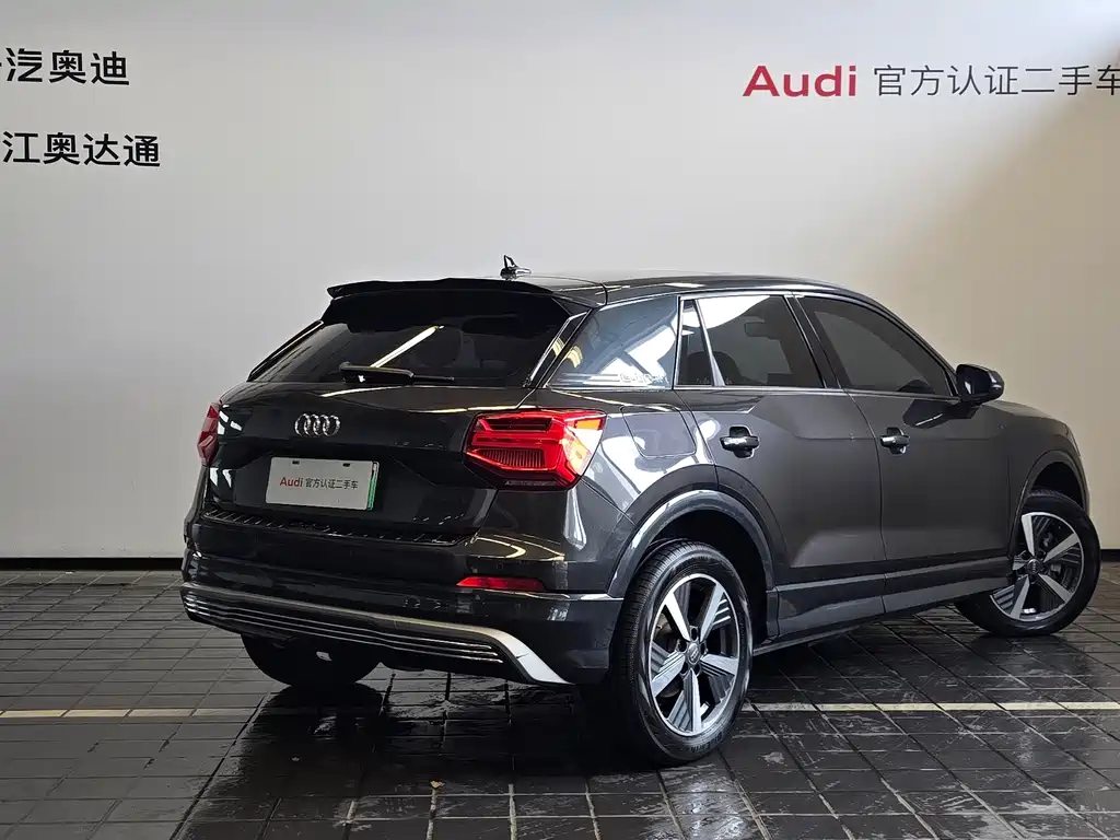 Audi Q2L e-tron 2020 — фото 5