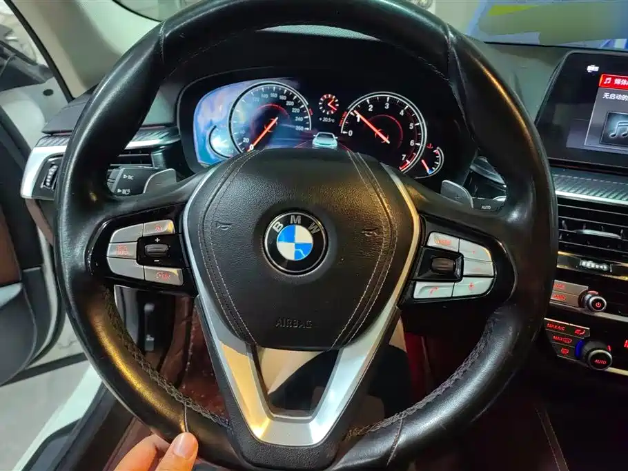 BMW 5 Series 2019 — фото 15