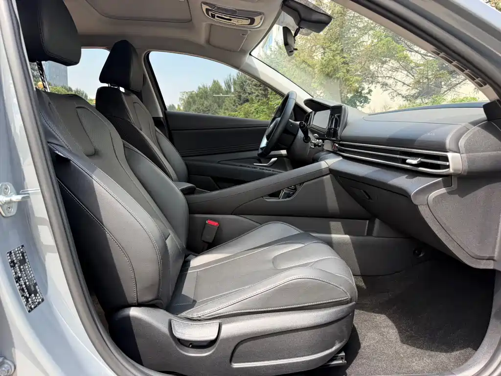 Hyundai Elantra 2023 — фото 16