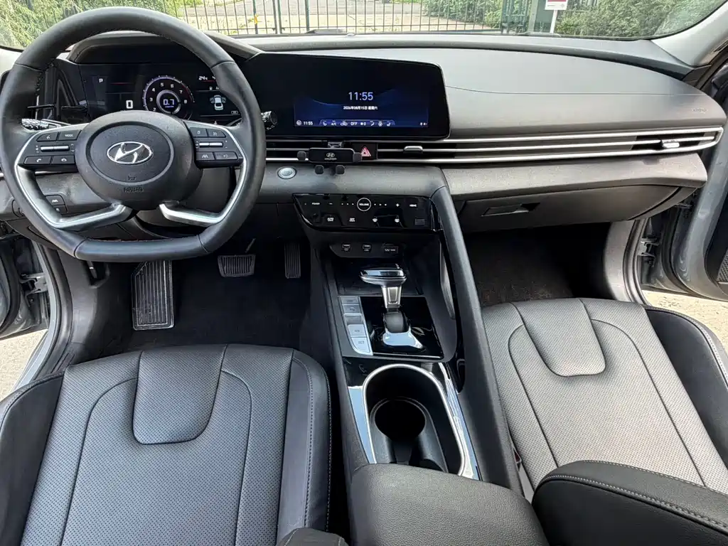 Hyundai Elantra 2023 — фото 18