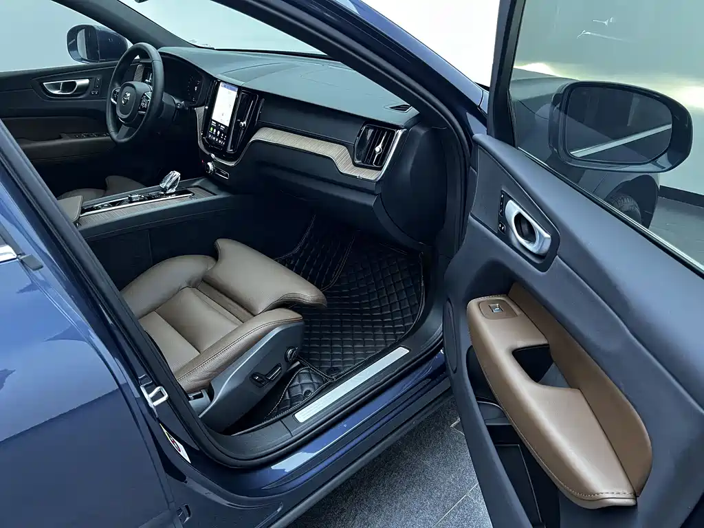 Volvo XC60 2023 — фото 20