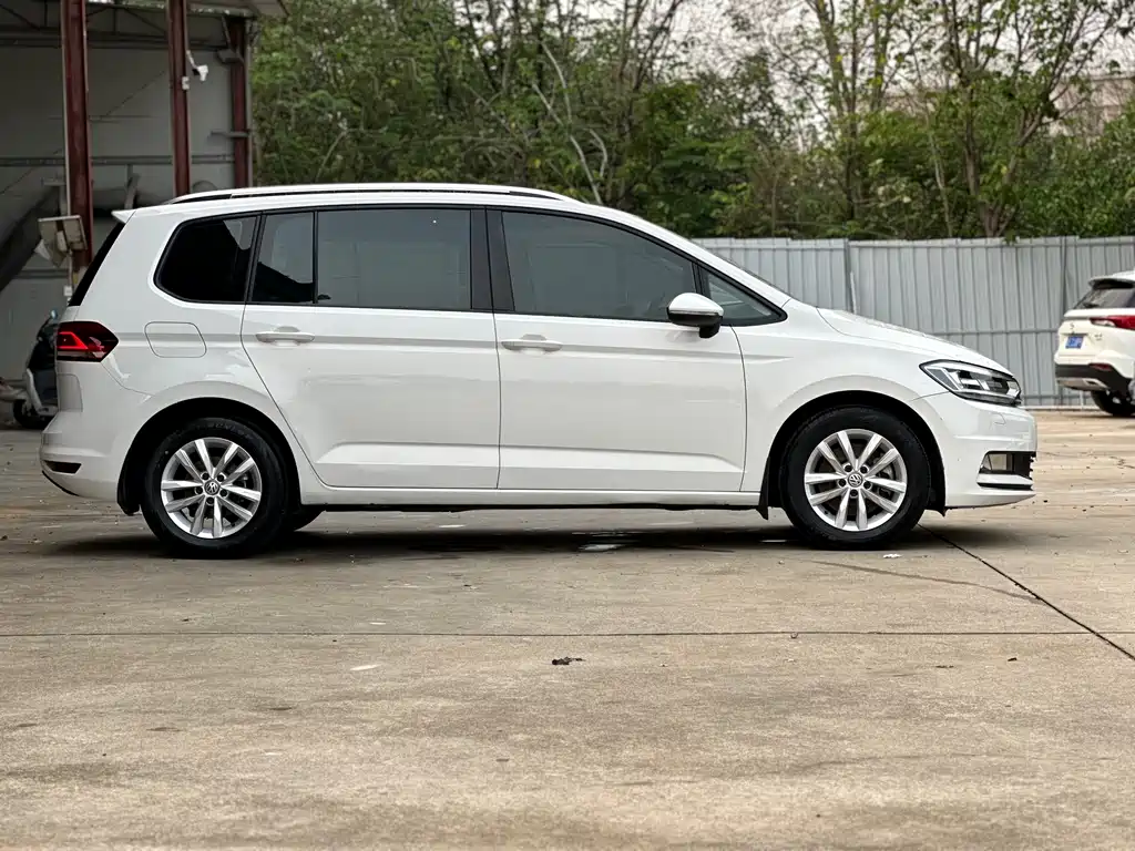 Volkswagen Touran 2017 — фото 13