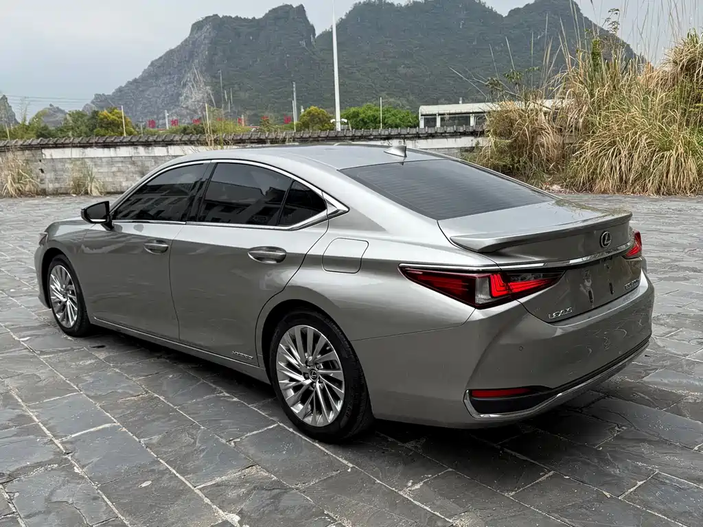 Lexus ES 2020 — фото 9