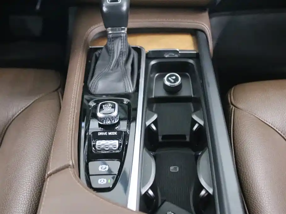 Volvo XC90 2019 — фото 10