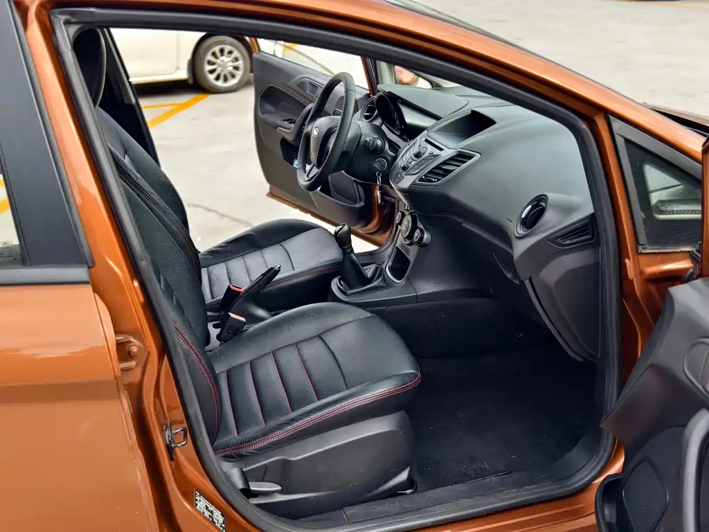 Ford Fiesta 2014 — фото 17