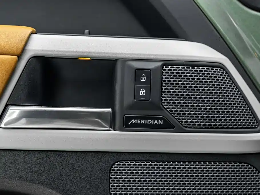 Land Rover Defender 2023 — фото 14
