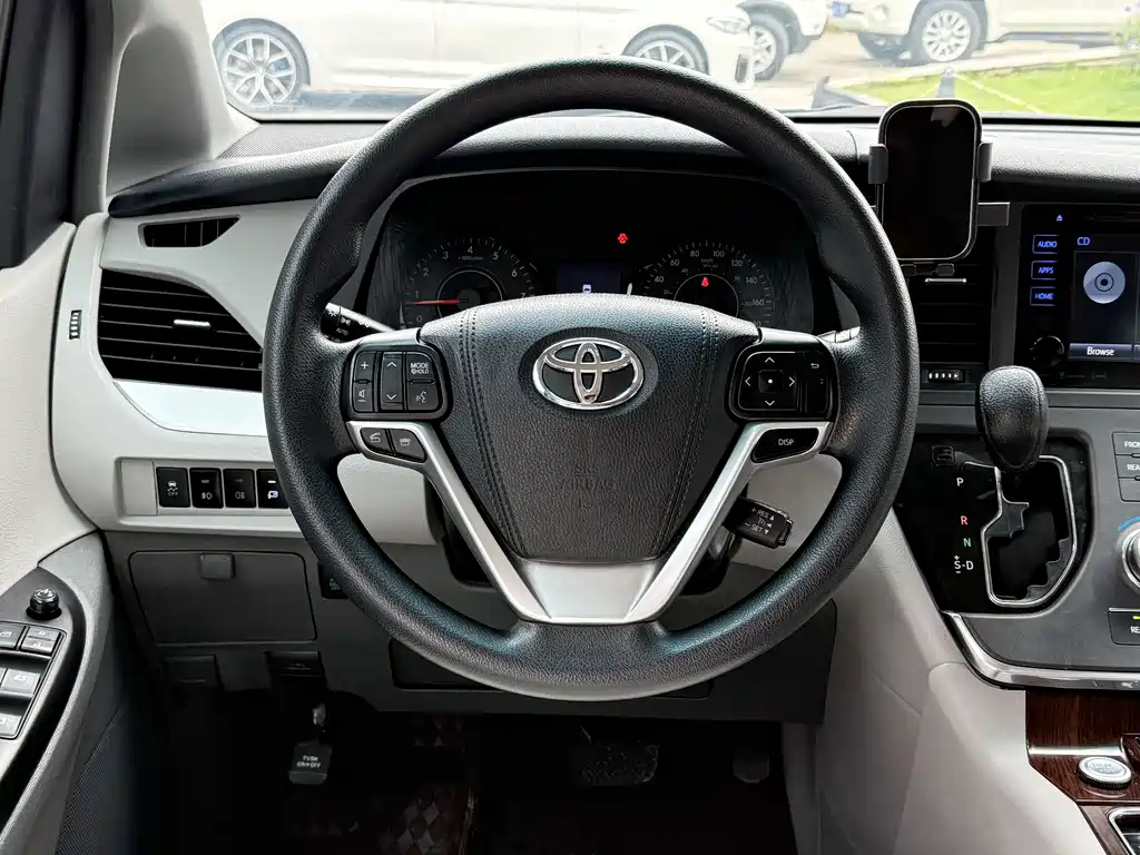 Toyota Sienna 2017 — фото 11