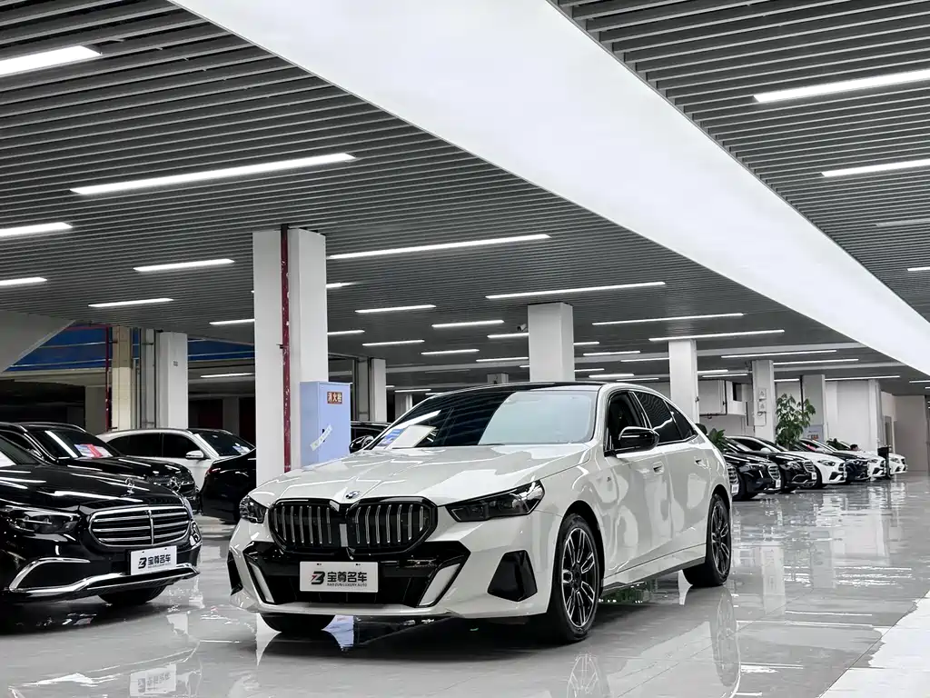 BMW 5 Series 2024 — фото 1