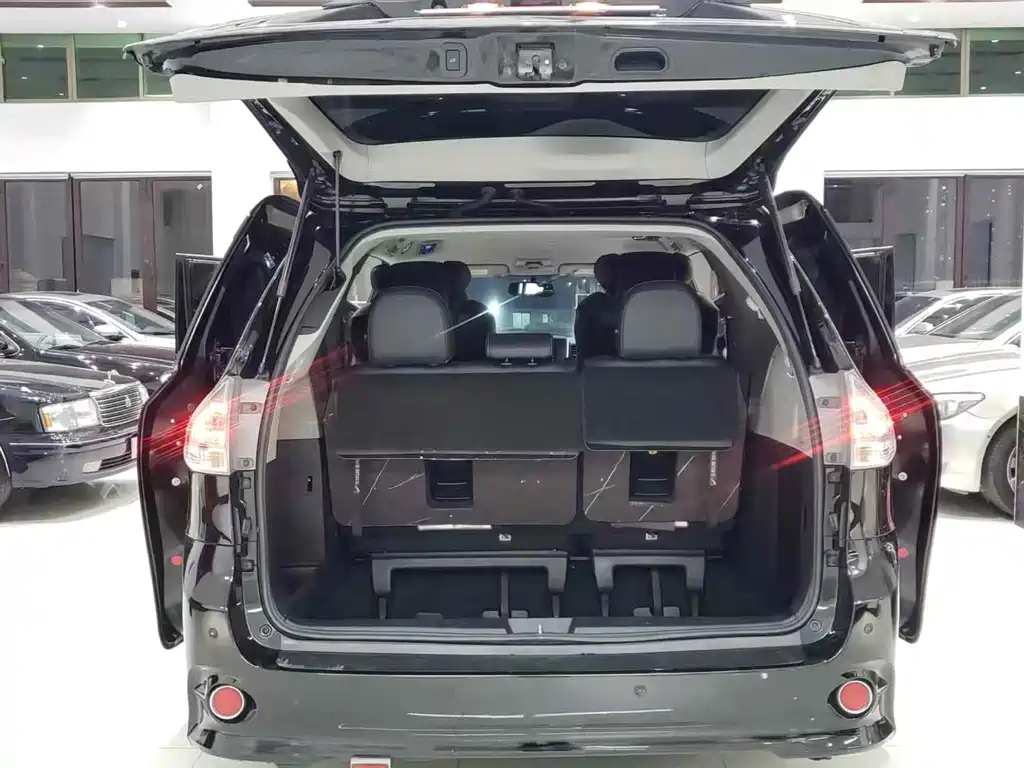 Toyota Sienna 2016 — фото 10