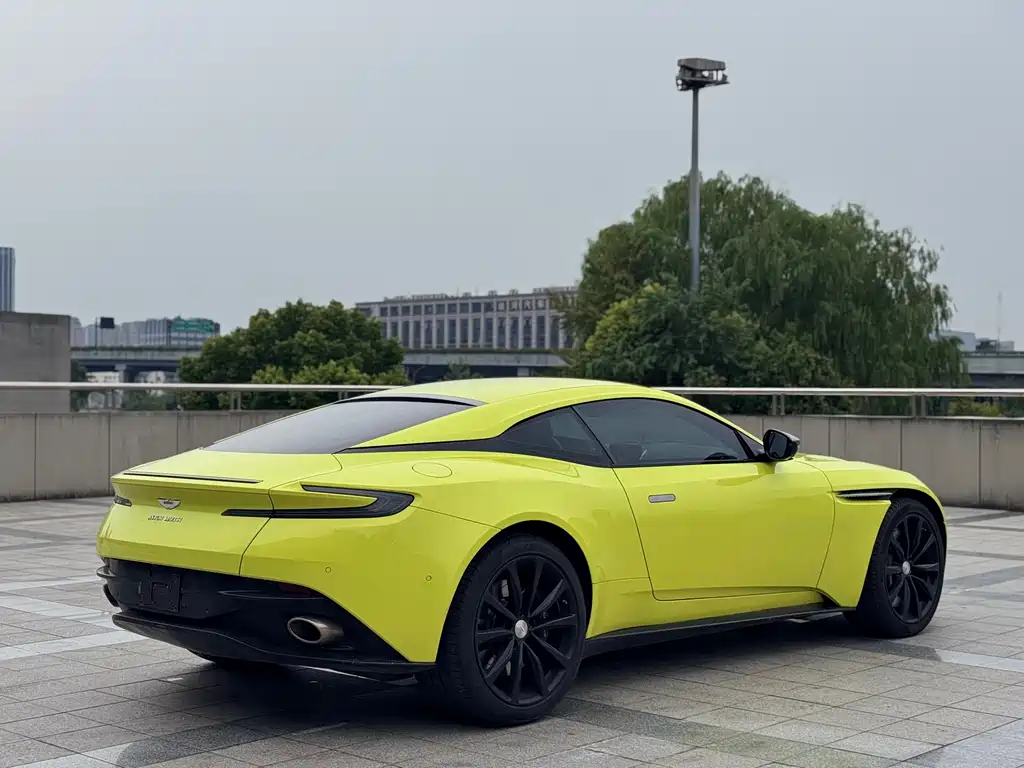 Aston Martin DB11 2023 — фото 15