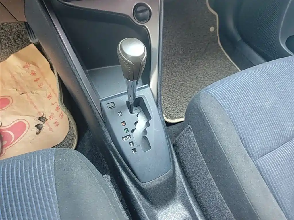 Toyota Yaris L 2015 — фото 14