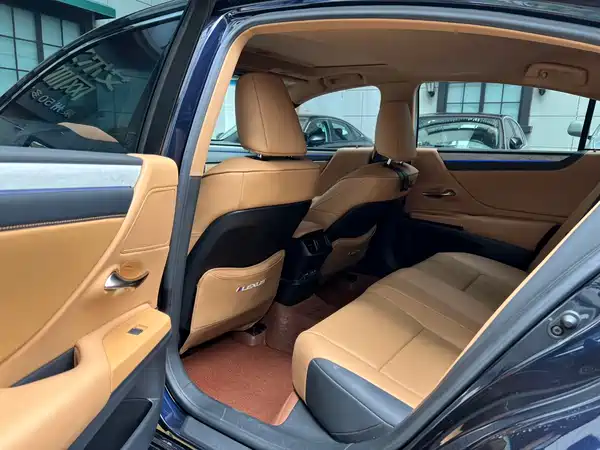 Lexus ES 2025