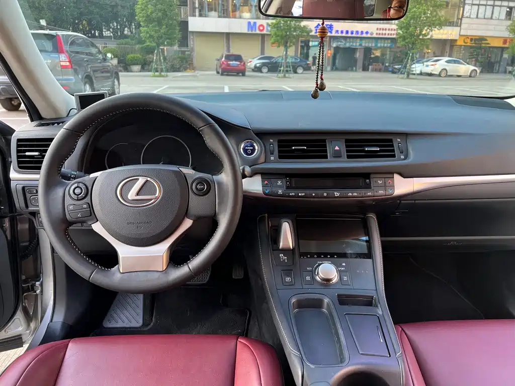 Lexus CT 2017 — фото 16