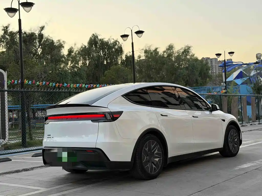 Tesla Model Y L 2026 — фото 10