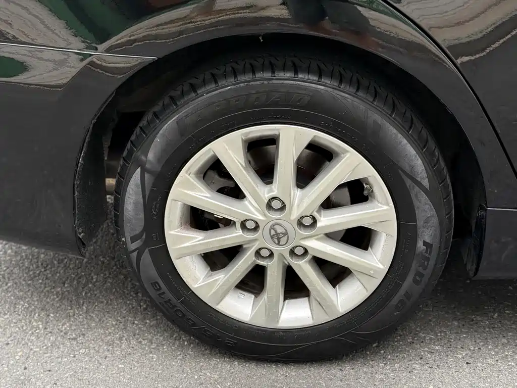 Toyota Camry 2015 — фото 18