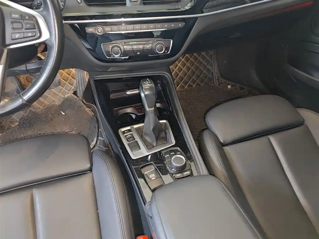 BMW 1 Series 2018 — фото 14