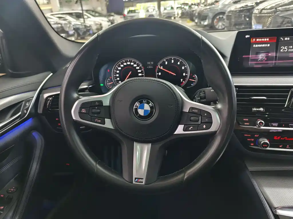 BMW 5 Series 2018 — фото 10